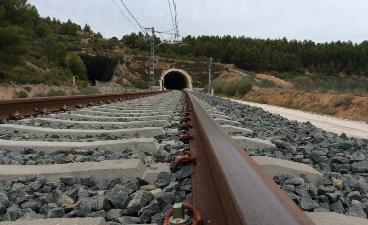 Rescatado y evacuado al hospital el conductor de un coche que cayó sobre la vía del tren