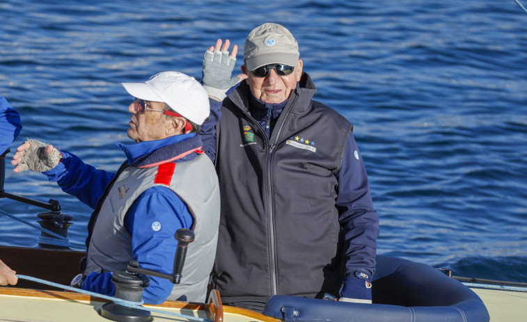 Juan Carlos I y la infanta Elena navegan casi tres horas por la ría de Pontevedra