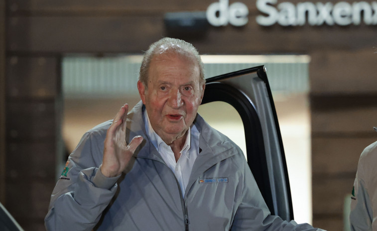Una victoria, pocas horas de vela y varias visitas para Juan Carlos I en Galicia
