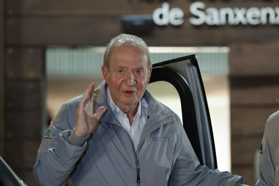 Una victoria, pocas horas de vela y varias visitas para Juan Carlos I en Galicia