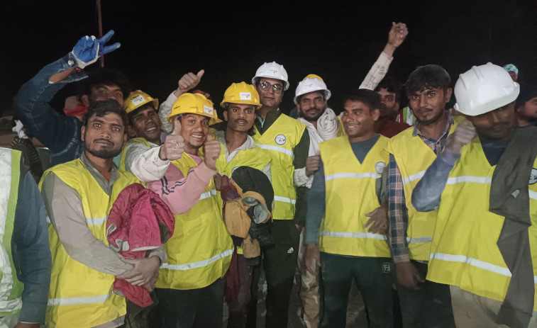 Rescatan con éxito a los 41 trabajadores atrapados por 17 días en un túnel en la India