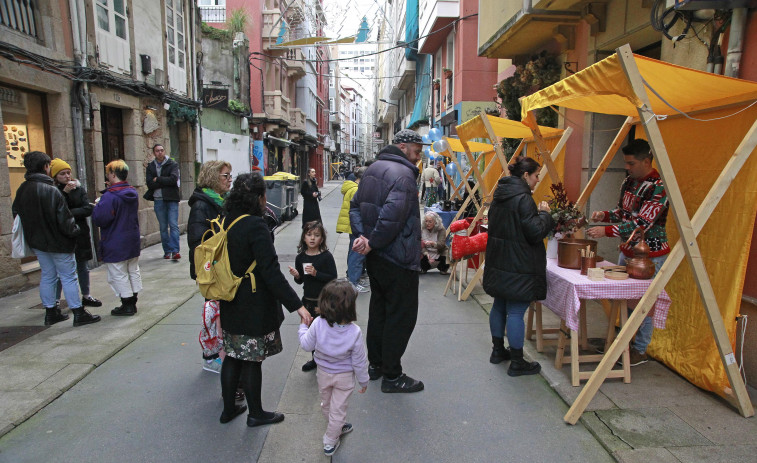 El Orzán celebra un año de vida del mercado que convirtió esta calle en un lugar de reunión