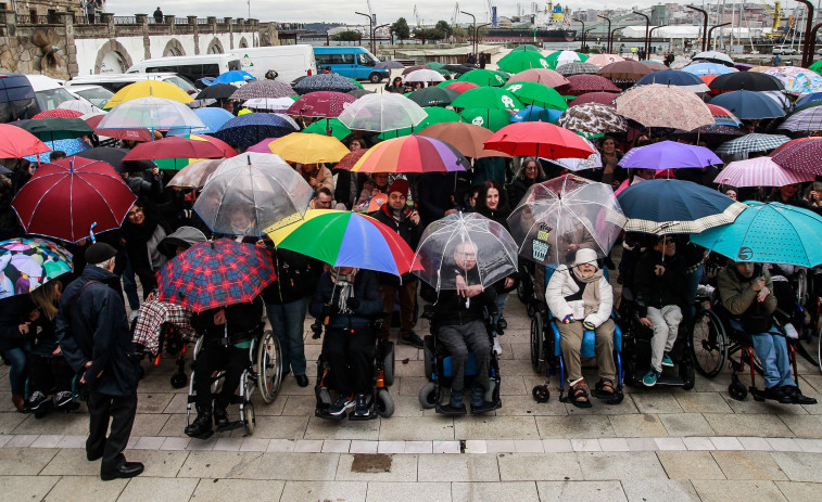 'Bajo el mismo paraguas' en A Coruña: las personas con discapacidad celebran su día