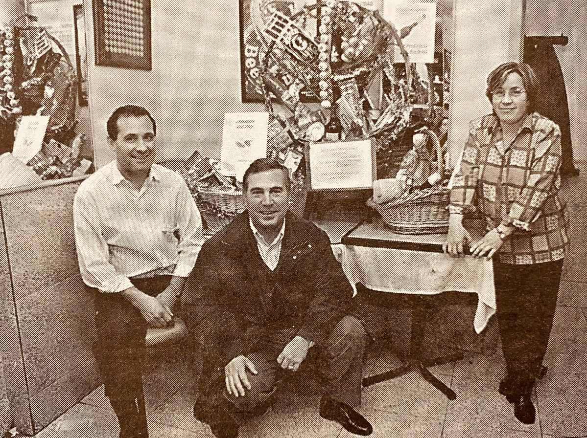 Amigos y clientes del bar Maluve, con la cesta solidaria 1998