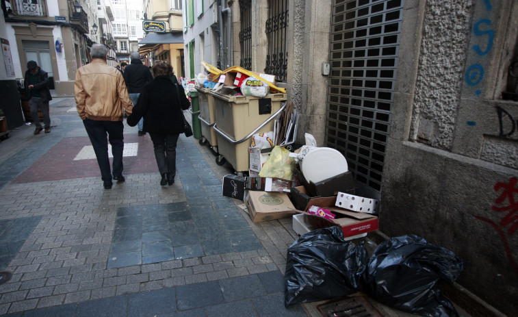 El Ayuntamiento de A Coruña recogerá la basura puerta a puerta en los locales del centro