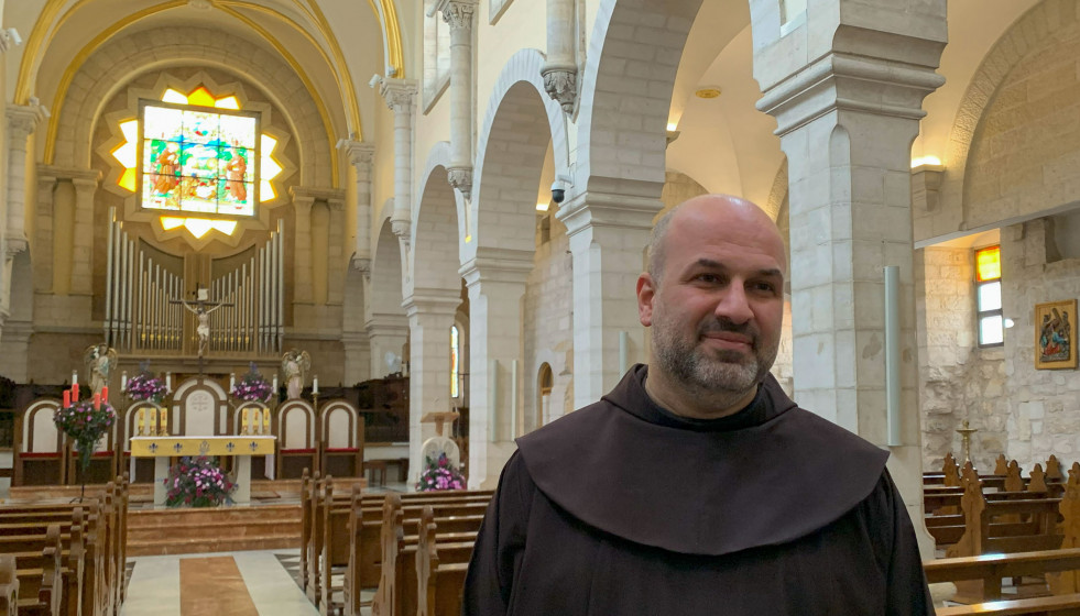 El párroco católico Rami Asakrieh pasea por la iglesia de Belén