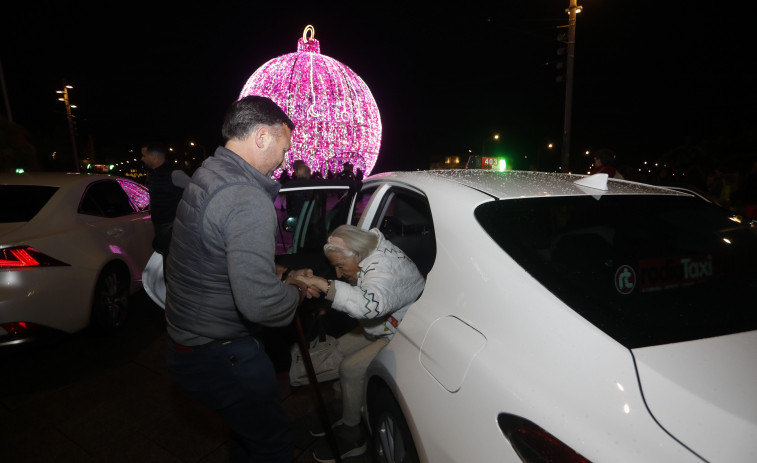 Los mayores llegan al corazón de la Navidad de A Coruña en taxi