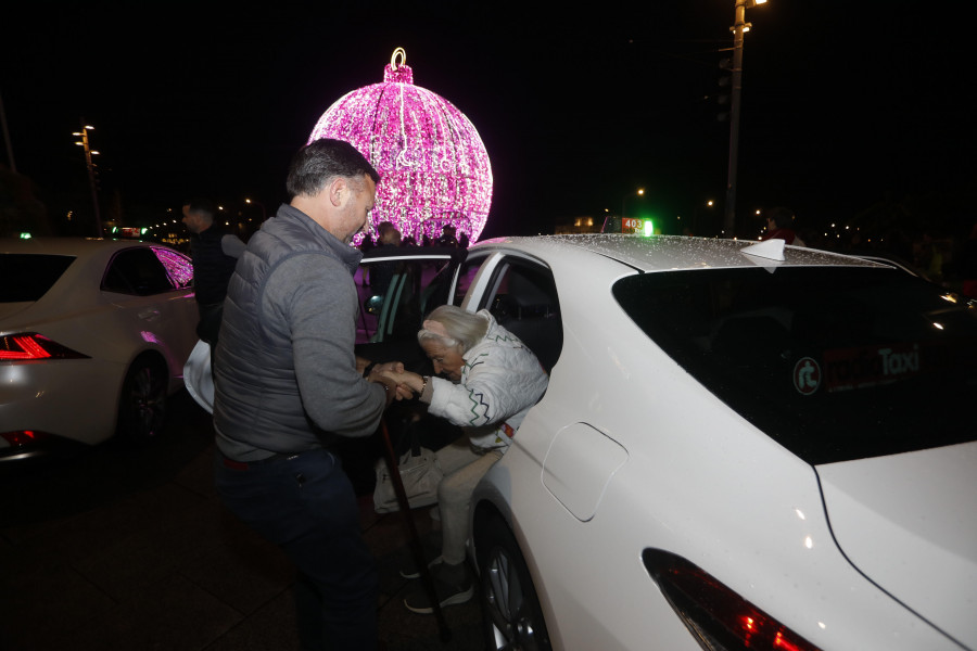 Los mayores llegan al corazón de la Navidad de A Coruña en taxi