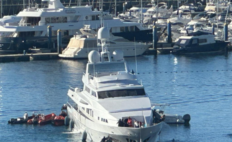 El megayate “Tumberry” encalla en el puerto deportivo de Sanxenxo