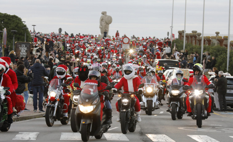 Más de 1.500 Papás Noel toman las calles de A Coruña en sus trineos motorizados