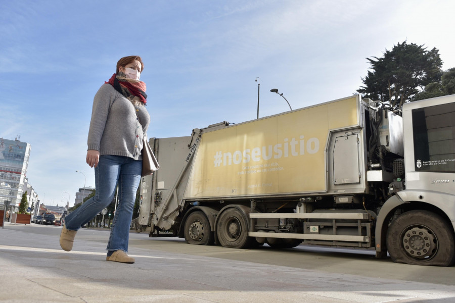 La alcaldesa de A Coruña denuncia sabotajes en la recogida de basura a seis días de la huelga