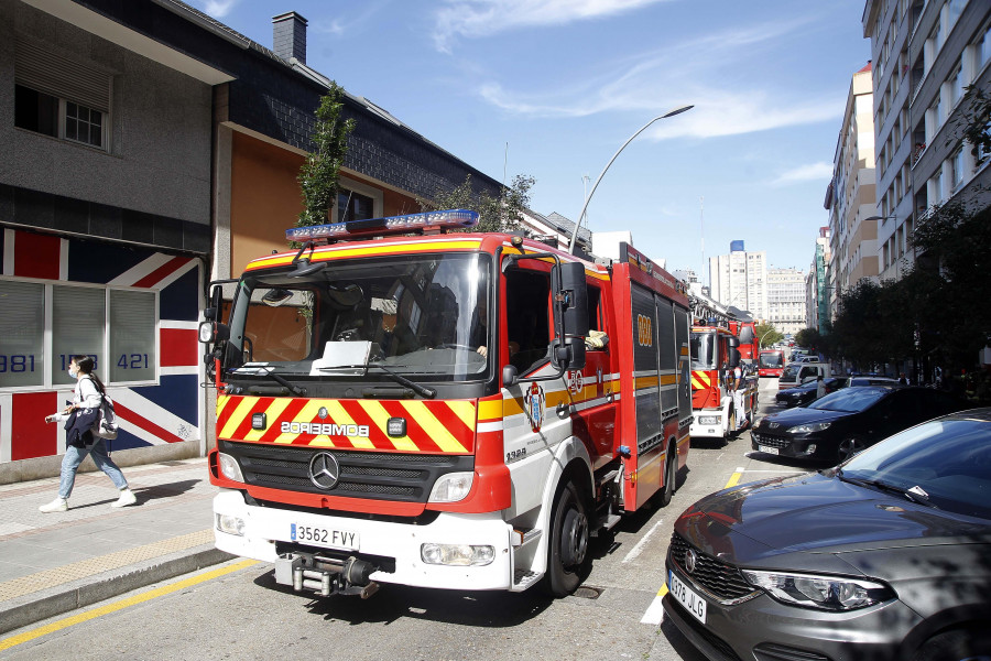 Evacuadas al hospital tres personas por un incendio en la avenida de Finisterre