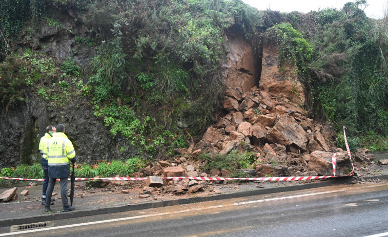La lluvia provoca desprendimientos de tierra en Bastiagueiro