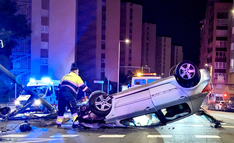 Un conductor ebrio vuelca en la avenida de Monelos de A Coruña