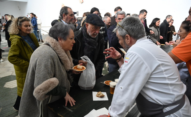 Los callos solidarios del chef Antonio Amenedo animan el mercado de San Agustín
