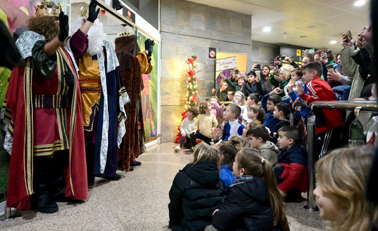 Cientos de coruñeses reciben a los Reyes Magos en Alvedro