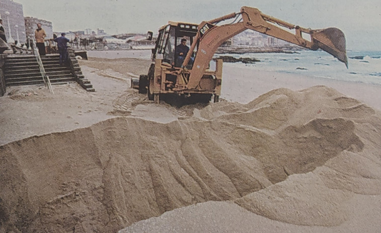 Hace 25 años | A Coruña instala por primera vez una duna en la playa para proteger el Paseo Marítimo