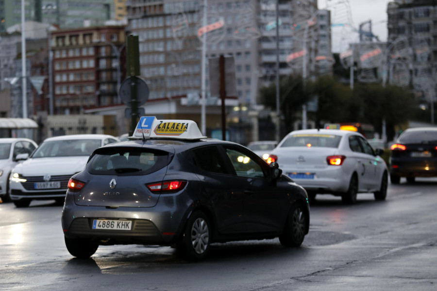 Reportaje | A los conductores coruñeses todavía ‘les patina’ la cabeza con lluvia