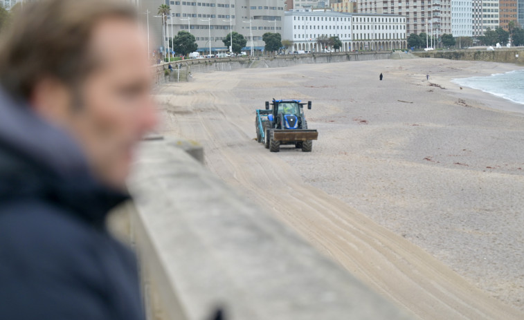 El Ayuntamiento de A Coruña recurre a máquinas para limpiar las playas de plástico