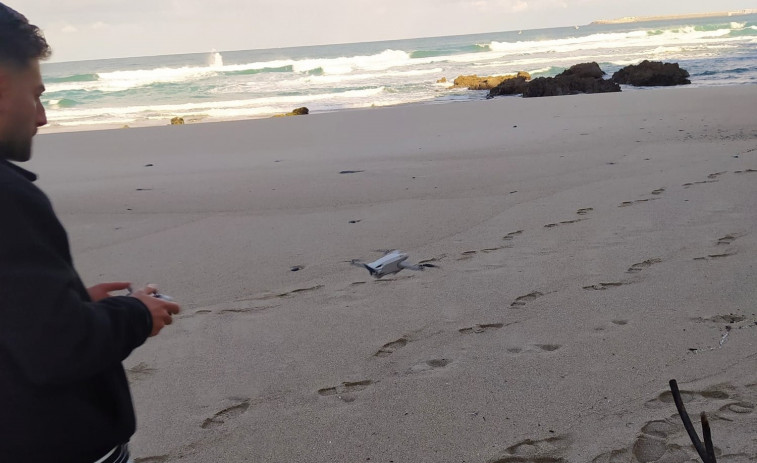 Arteixo usa un dron para detectar la acumulación de pellets en las playas
