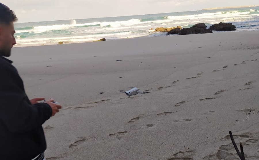 Arteixo usa un dron para detectar la acumulación de pellets en las playas