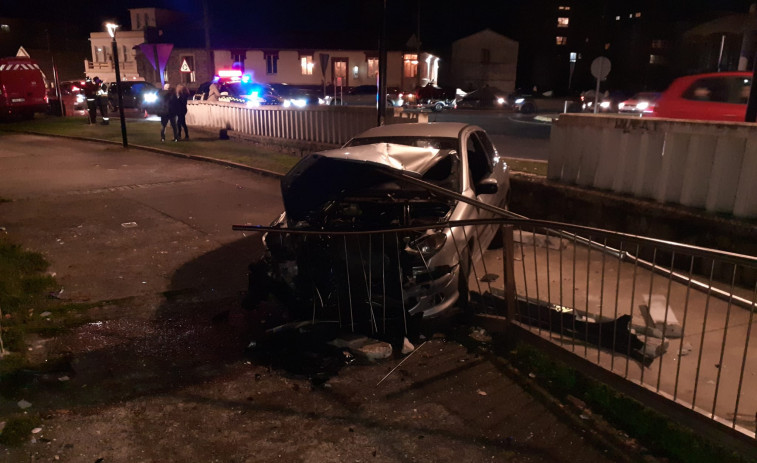 Pierde el control de su coche en O Temple e impacta contra una valla del puente sobre la ría de O Burgo