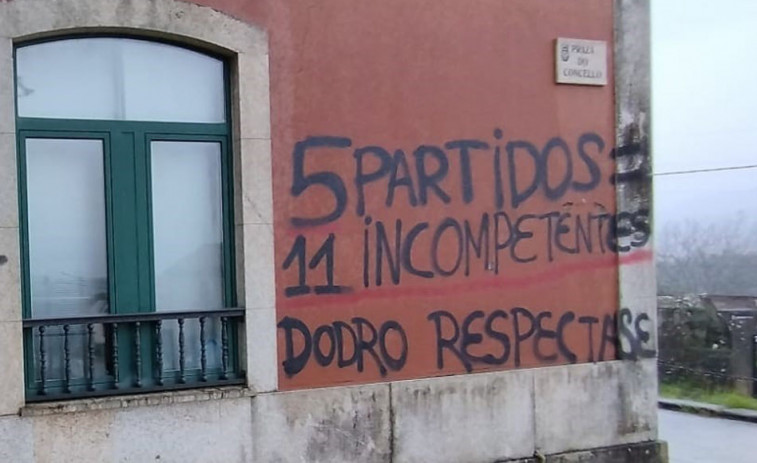 Denuncian pintadas en las fachadas del Ayuntamiento y del centro de salud de Dodro