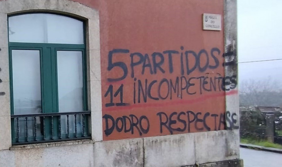 Denuncian pintadas en las fachadas del Ayuntamiento y del centro de salud de Dodro