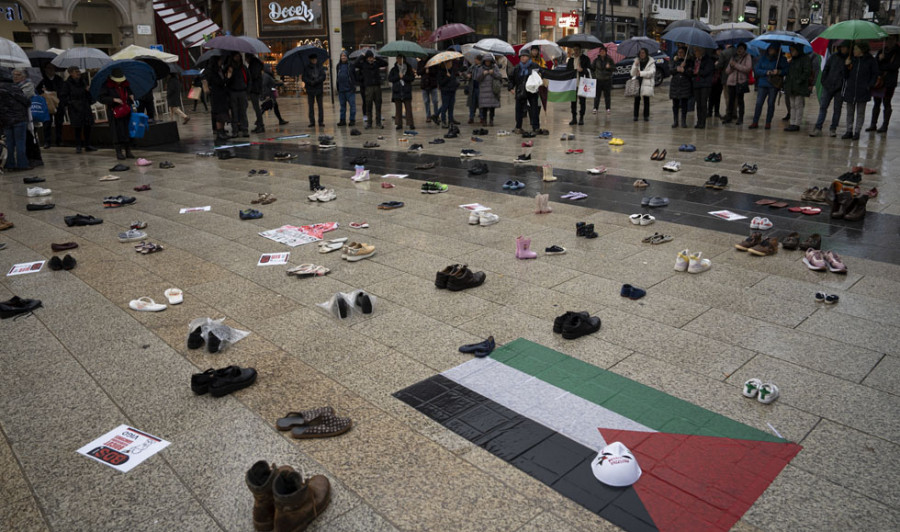 Galicia recuerda con decenas de zapatos a las víctimas palestinas de la guerra en Gaza
