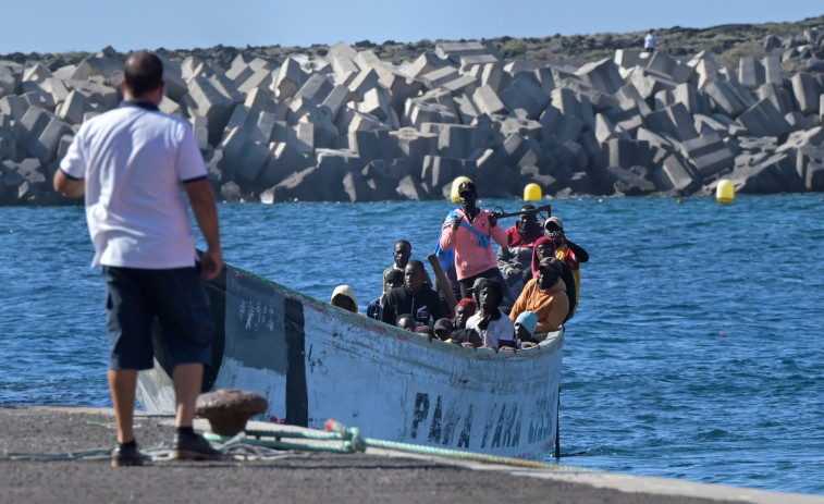 Llegan a la isla de El Hierro 449 migrantes en cuatro cayucos, entre ellos 30 menores