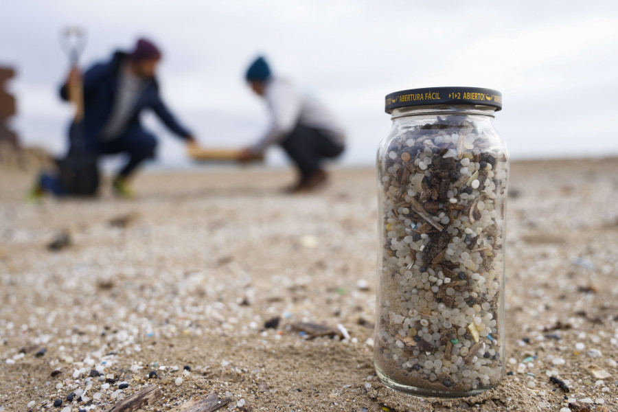 La Fiscalía investiga los vertidos de pellets en las playas de Tarragona
