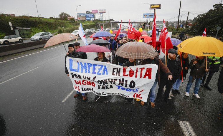 Las familias del Emilio González López critican las consecuencias de la huelga de limpieza en el colegio