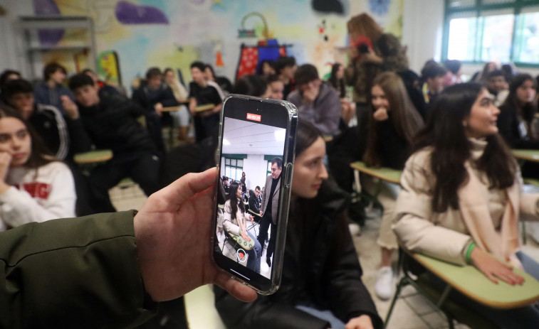 Padres y madres de alumnos de la escuela pública rechazan prohibir los móviles en clase