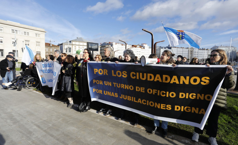 Medio centenar de abogados del turno de oficio protesta en A Coruña ante Pedro Sánchez