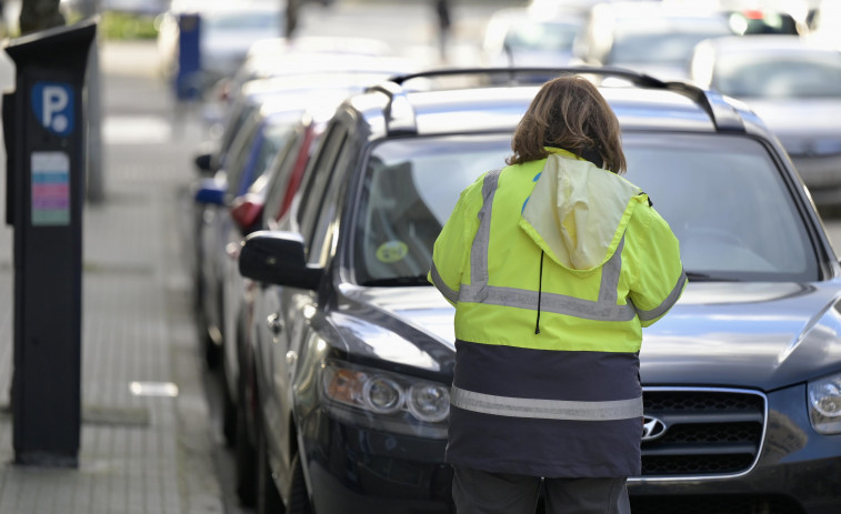 Raxoi propone a la Xunta crear nuevas zonas ORA, ampliar el parking de Santa Marta y aumentar la frecuencia de las líneas de autobús