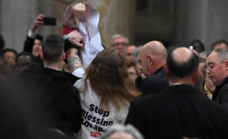Dos jóvenes protestan en la misa del papa contra las corridas de toros