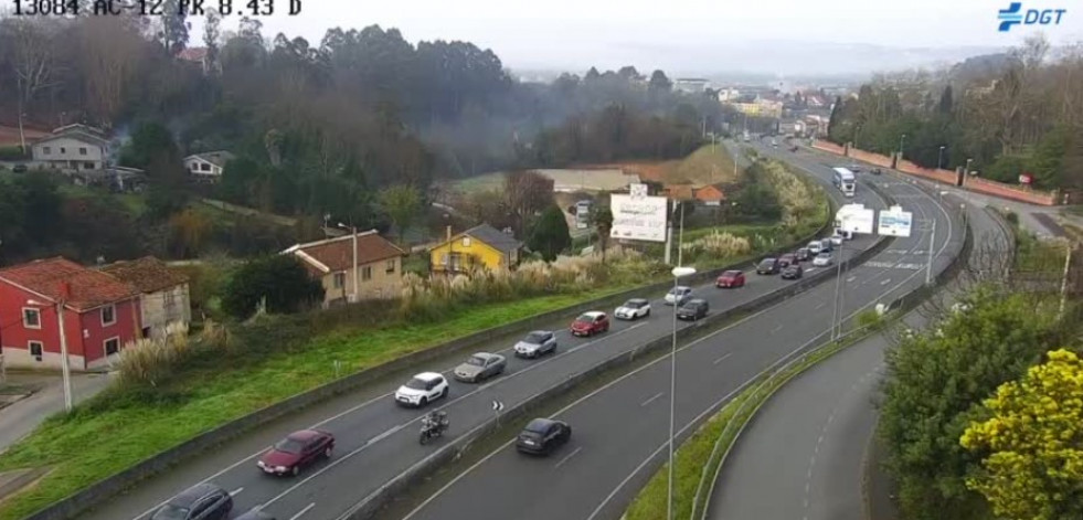 Un accidente múltiple deja atascos kilométricos en Oleiros y Cambre