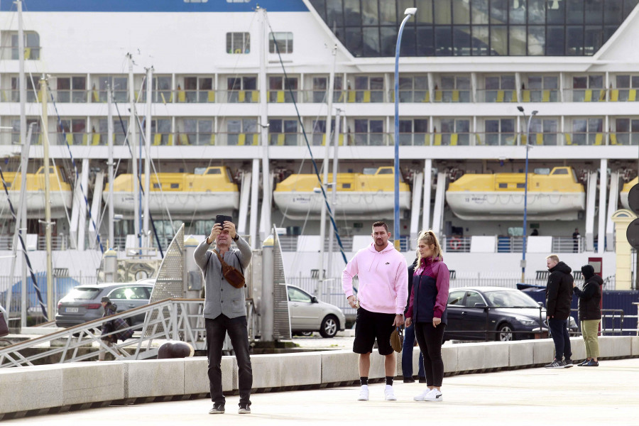Siete grandes cruceros harán escala en el puerto coruñés en los próximos dos meses