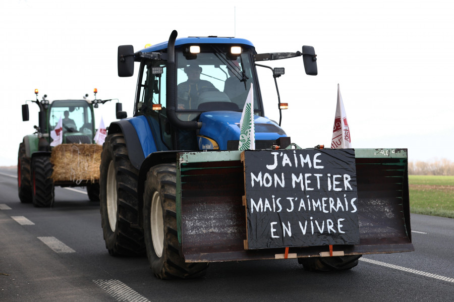 Los agricultores inician su 'asedio' a París y Macron reúne un gabinete de crisis