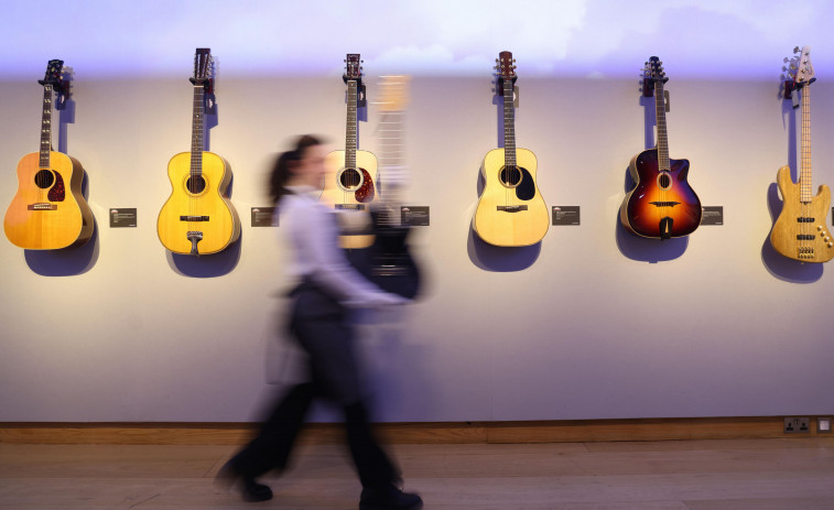 Una gran subasta de guitarras de Mark Knopfler alcanza más de 10 millones de euros
