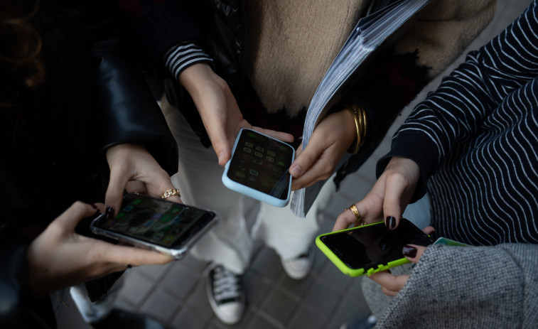 Restringir el móvil en los colegios no basta para paliar el efecto de las redes sociales
