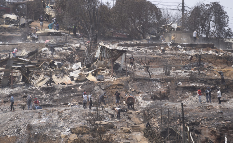 Aumentan a 122 los fallecidos en los devastadores incendios de Valparaíso