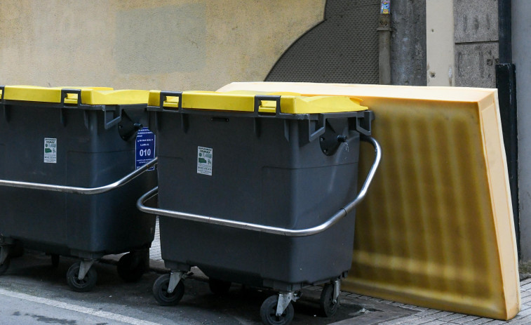 La basura desborda los contenedores y la paciencia de los vecinos del Orzán