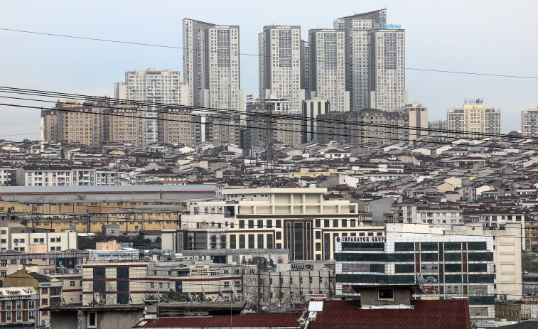 Una mujer sale corriendo de un hospital en Turquía para no pagar su operación estética