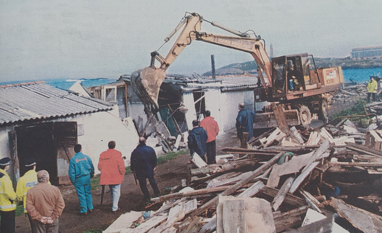 Hace 25 años | Empieza el derribo de chabolas en Labañou y 50 perros peligrosos en A Coruña