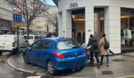 Moda a la carrera: Un coche aparca, literalmente, en la puerta del Zara de Juan Flórez