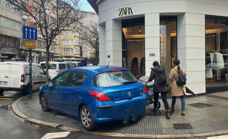 Moda a la carrera: Un coche aparca, literalmente, en la puerta del Zara de Juan Flórez