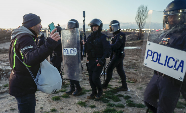 La Policía Nacional carga contra la concentración de transportistas