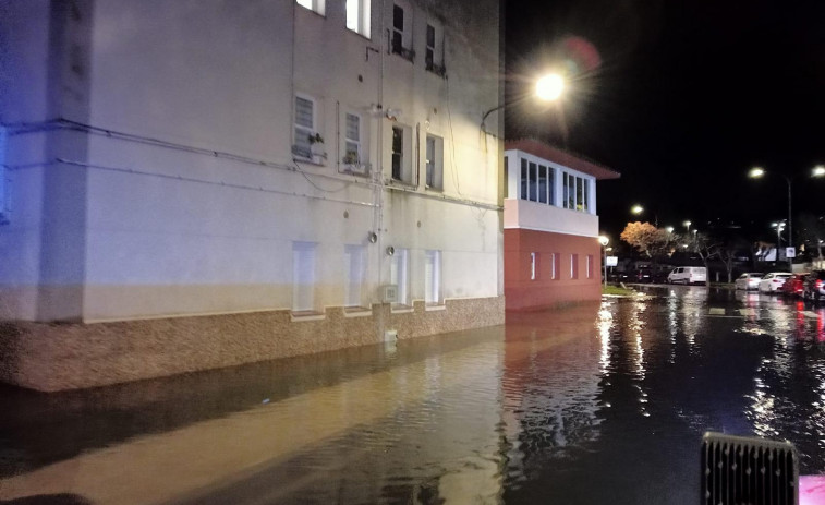 El Mandeo se vuelve a desbordar en Betanzos e inunda la Tolerancia, el puerto y la Ribera