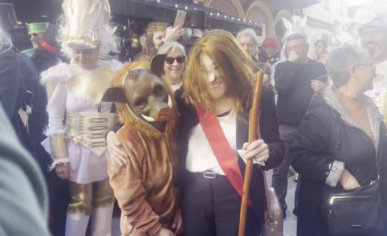 La alcaldesa de A Coruña reina en el Martes de Carnaval disfrazada de jabalí